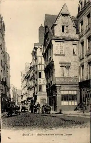 Ak Nantes Loire Atlantique, Altstadt, Fachwerkhäuser, rue des Carmes, Straßenansicht, Kutschen