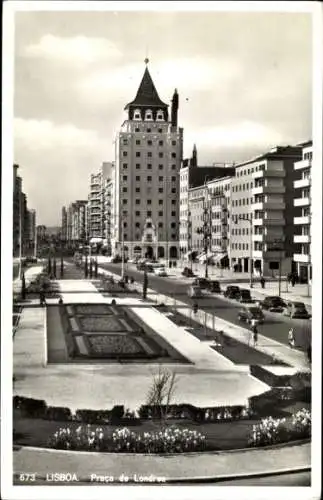 Ak Lisboa Lissabon Portugal, Platz mit Blumenbeeten, Gebäude im Hintergrund, Straßenansicht, Auto