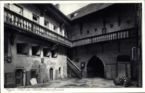 Ak Cheb Eger Reg. Karlsbad, Partie im Hof des Wallensteinhauses
