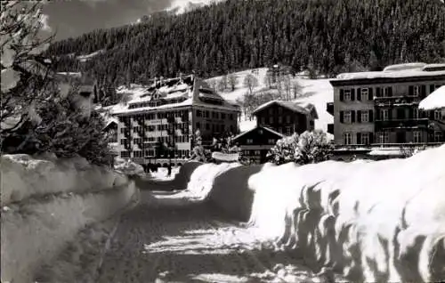 Ak Klosters Platz Kt. Graubünden Schweiz, Schneebedeckte Landschaft, Schneeweg, Gebäude, Pferd, B