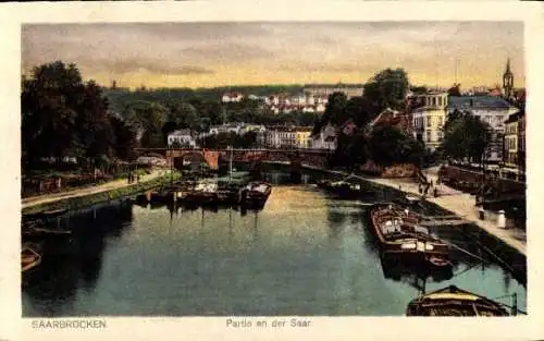 Ak Saarbrücken im Saarland, Flusslandschaft, Saar, Brücke, Boote, Häuserreihe