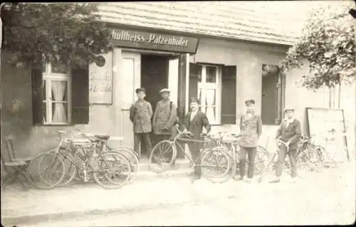 Foto Ak Schultheiss-Patzenhofer, Männer, Fahrräder, Gasthaus