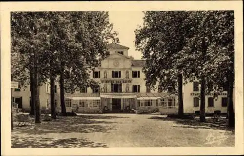 Ak Gréoux les Bains Alpes de Haute Provence, Hotel des Bains, Thermalbad, Gebäude mit Bäumen, sch