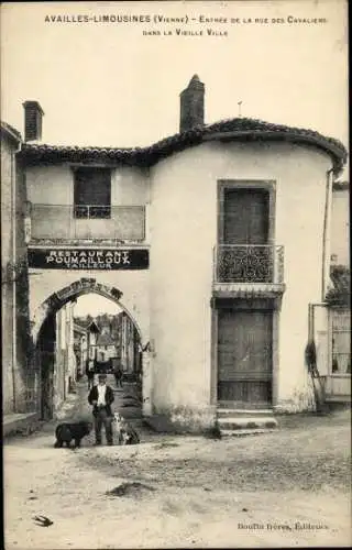 Ak Availles-Limousines, Entree de la Rue des Cavaliers dans la Vieille Ville