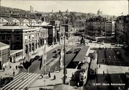 Ak Zürich Stadt Schweiz, Bahnhofplatz, Tram, Flaggen,  Architektur, Menschen