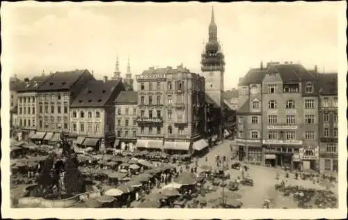 Ak Brno Brünn Südmähren, Marktplatz,  Gebäude, Uhrturm, viele Marktschirme