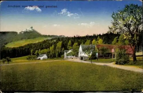 Ak Ještěd Jeschken Region Reichenberg, Berg  Landschaft mit Wohnhäusern, Bäume, blauer Himmel