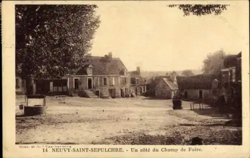 Ak Neuvy Saint Sépulcre Indre, un cote du Champ de Foire