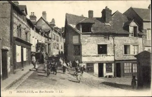 Ak Honfleur Calvados, Straße in  Häuser, Menschen,  Atmosphäre