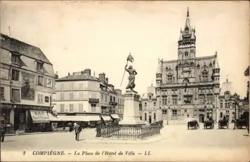 Ak Compiègne Oise, Platz vor dem Rathaus, Gebäude, Statue, Straßenansicht, Pferdewagen