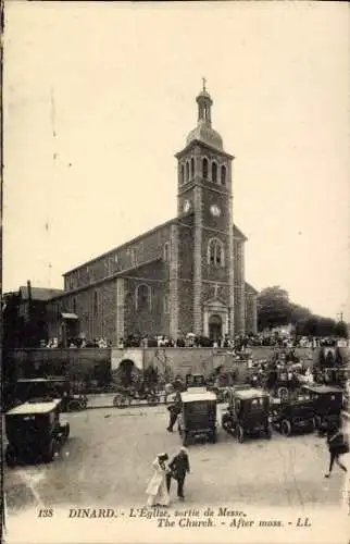 Ak Dinard Ille et Vilaine, Kirche, Menschenmenge, Autos, nach dem Gottesdienst