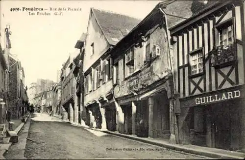 Ak Fougères Ille et Vilaine, Schmale Straße, alte Gebäude, architektonische Details, -Foto