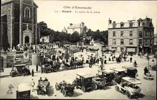 Ak Dinard Ille et Vilaine, Kirche, Menschenmenge, alte Autos, Côte d'Émeraude, Gottesdienst