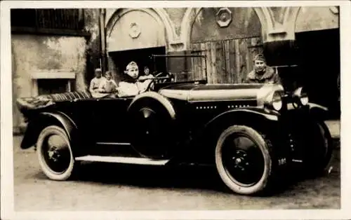 Foto Ak Französische Soldaten mit einem Automobil