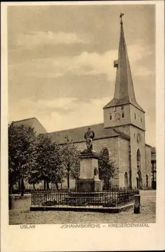 Ak Uslar im Solling Niedersachsen, Johanniskirche, Kriegerdenkmal, Statue, Bäume, Gebäude