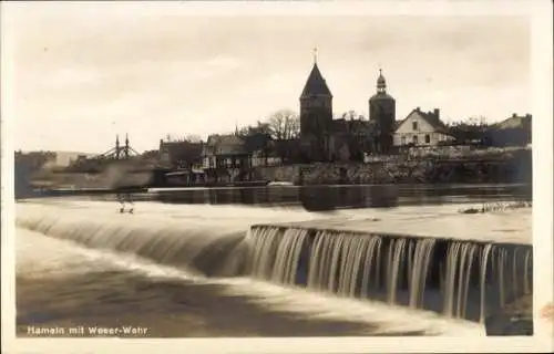 Ak Hameln an der Weser Niedersachsen, Historische Stadtansicht, Weser-Wehr, zwei Türme, ruhiges W