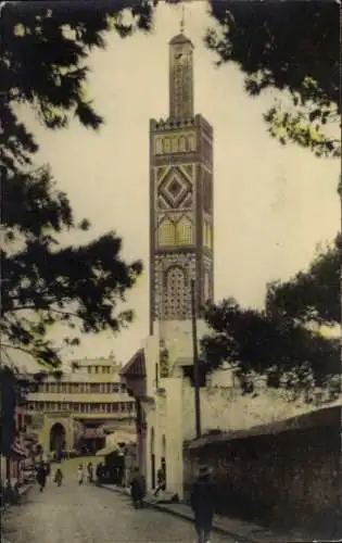 Ak Tanger Marokko, Bunte Architektur, hoher Turm, Palmen, Straße, Ziegelfassade