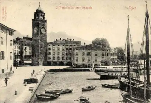 Ak Riva del Garda Trentino, Hafenansicht, Uhrturm, Boote, historische Architektur