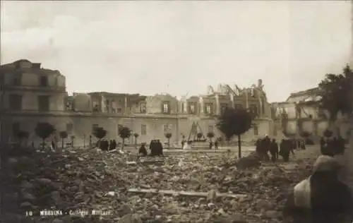 Ak Messina Sizilien, Zerstörtes Gebäude, Menschenmenge, Militärschule