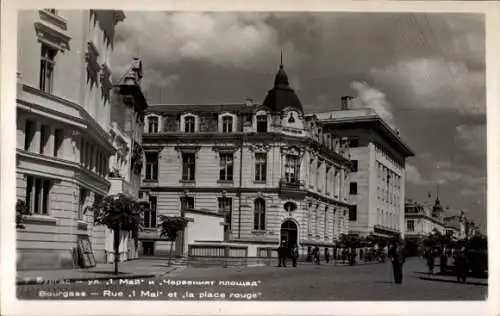 Ak Burgas Bulgarien,  Straße 1. Mai, Rotes Platz, historische Gebäude, Himmel