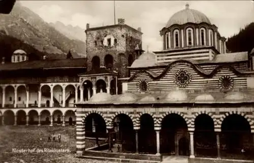 Ak Kloster Rila Bulgarien, Klosterhof mit architektonischen Elementen, Gebirgslandschaft im Hi...