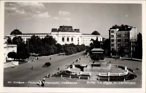 Ak Sofia Bulgarien,  Platz des Parlaments, Denkmal, Pferdebrunnen, Menschen auf der Straße