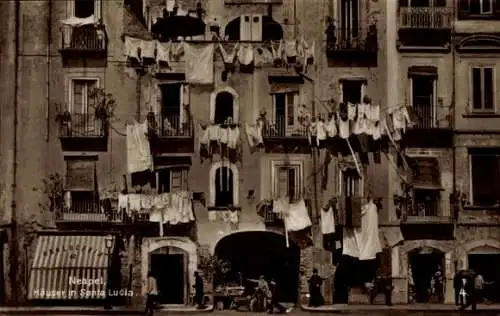 Ak Santa Lucia Napoli Neapel Campania, Häuser in Santa Lucia, viele Balkons, sonnig, Wäsche au...