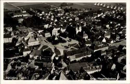 Ak Altötting in Oberbayern, Luftaufnahme von   Architektur, Marktplatz, Kirche