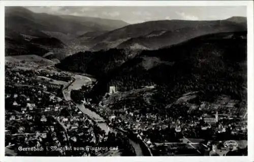 Ak Gernsbach im Murgtal Schwarzwald, Luftaufnahme von  Murg, Berge, Häuser