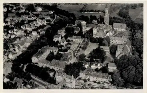 Ak Friedberg in Hessen, Luftaufnahme von Friedberg, Stadtansicht,  Gebäude, Bäume, Weg