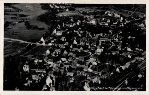 Ak Mögeldorf Nürnberg Mittelfranken, Luftaufnahme von Mögeldorf, Häuser, grüne Landschaft