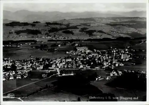 Ak Lindenberg im Allgäu Schwaben, Schwarz-Weiß-Ansicht von Lindenberg, Berglandschaft, Häuser, Fl