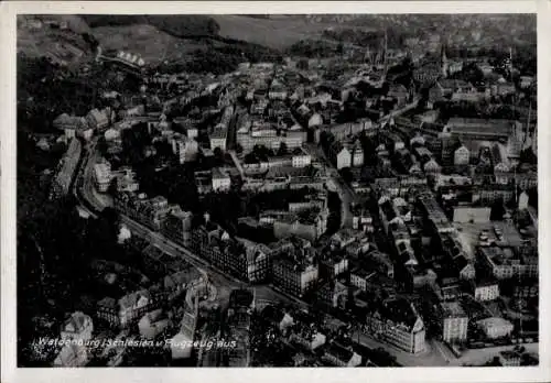 Ak Waldenburg in Sachsen, Luftbild von  Stadtansicht,  Architektur, Schwarz-Weiß-Foto