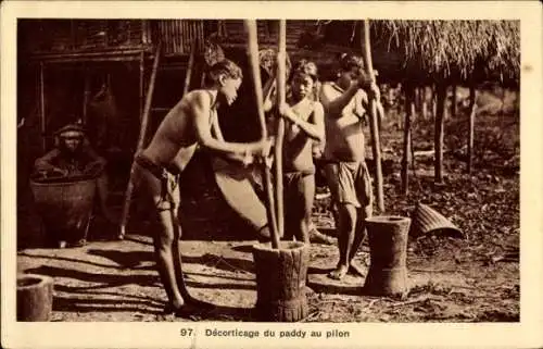 Ak Vietnam, Decorticage du paddy au pilon, Vietnamesinnen bei der Arbeit