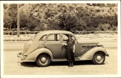 Foto Ak Frau steht vor einem Auto