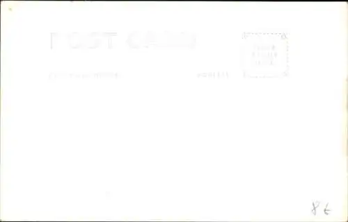 Foto Ak Frau steht vor einem Auto