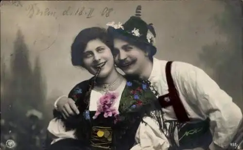 Ak Liebespaar in Volkstrachten, Frau mit Pfeife