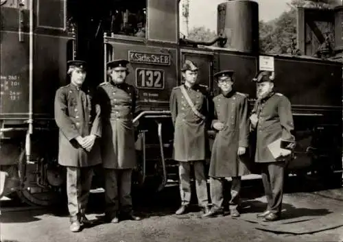 Ak Traditionsbahn Radebeul-Radeburg, Zugpersonal in historischen Uniformen
