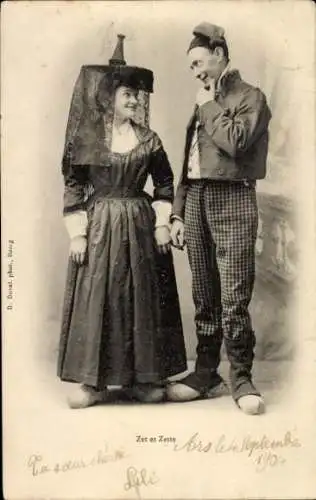 Ak Serres Meurthe et Moselle, Zet und Zette, ein Paar in Tracht, stehen Arm in Arm.