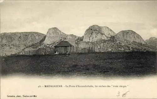Ak Madagaskar Madagascar, Le Poste d'Antambohobe, drei Jungfrauen Felsen, Hüte, Landschaft