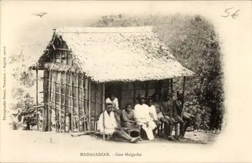 Ak Madagaskar Madagascar, Traditionelles Haus, Gruppe von Menschen, Fotografie