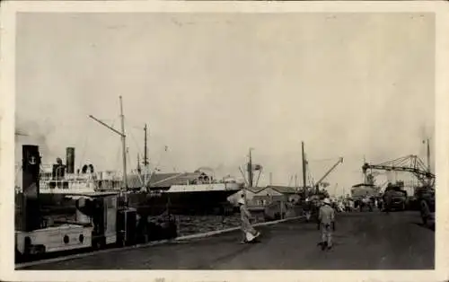 Ak Dakar Senegal, Hafenansicht, Schiffe, Quai, Bürger, steinerne Strukturen, Hafenanlage