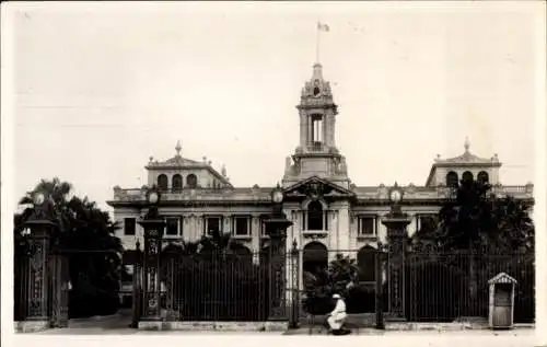 Ak Dakar Senegal, Regierungsgebäude von  historische Architektur, Zäune mit Lampen