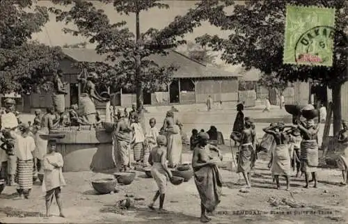 Ak Thies Senegal, Marktplatz, Brunnen, Menschen, traditionelle Kleidung, senegalesische Szene