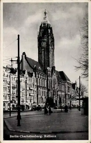 Ak Berlin Charlottenburg, Straßenpartie mit Blick auf das Rathaus
