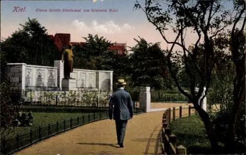 Ak Kiel, Claus Groth-Denkmal, Parklandschaft, Spaziergänger