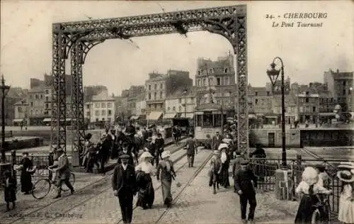Ak Cherbourg en Cotentin Manche,  Le Pont Tournant, belebte Straßenszene,  Architektur
