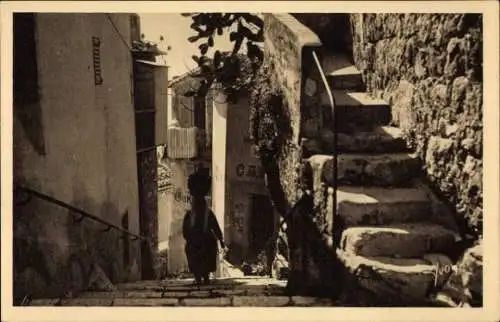 Ak Èze Alpes Maritimes, Alte Straße, Treppen,  Atmosphäre, Person auf Treppe