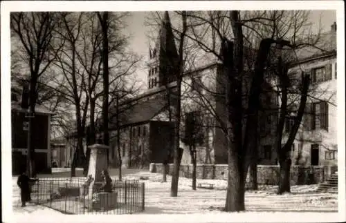 Ak Embrun Hautes-Alpes, Schnee, Kirche, Monument Clovis, Bäume, Garten