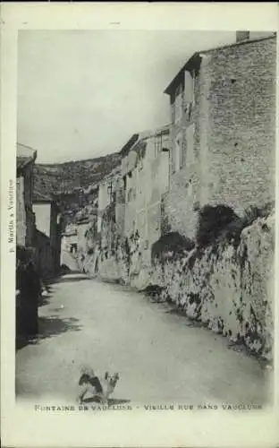 Ak Apt Vaucluse, Schmale Straße, alte Häuser, ländlicher Charme, Schwarz-Weiß-Foto